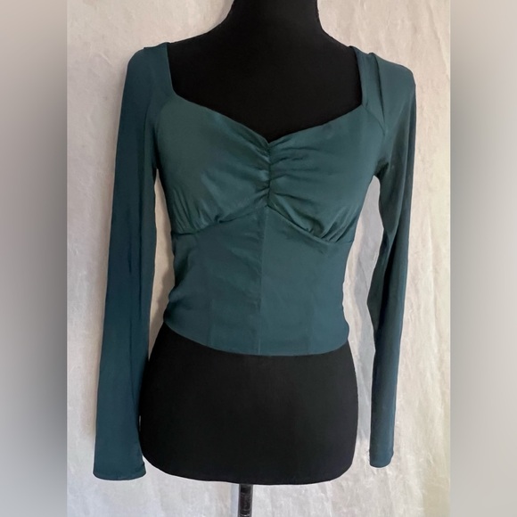 KIRIOUS LOS ANGELES Tops - Green long sleeve crop top